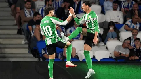 Antony e Abde Ezzalzouli comemoram gol pelo Betis.