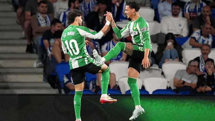 Antony e Abde Ezzalzouli comemoram gol pelo Betis.