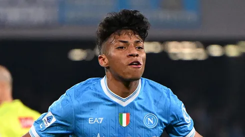 Alisson Santos comemorando em jogo do Napoli. (Photo by Francesco Pecoraro/Getty Images)