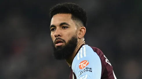 Douglas Luiz em campo pelo Aston Villa. (Photo by Gareth Copley/Getty Images)