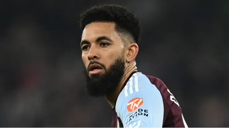 Douglas Luiz em campo pelo Aston Villa. (Photo by Gareth Copley/Getty Images)