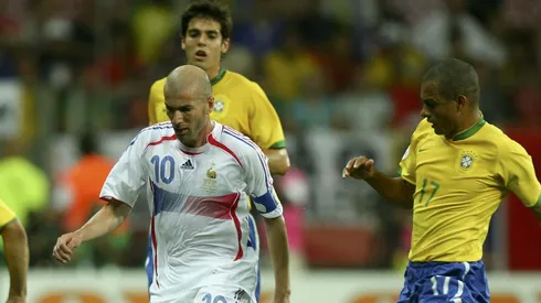 Zidane, da França, é marcado por jogadores do Brasil na Copa de 2006 (Photo by Michael Steele/Getty Images)