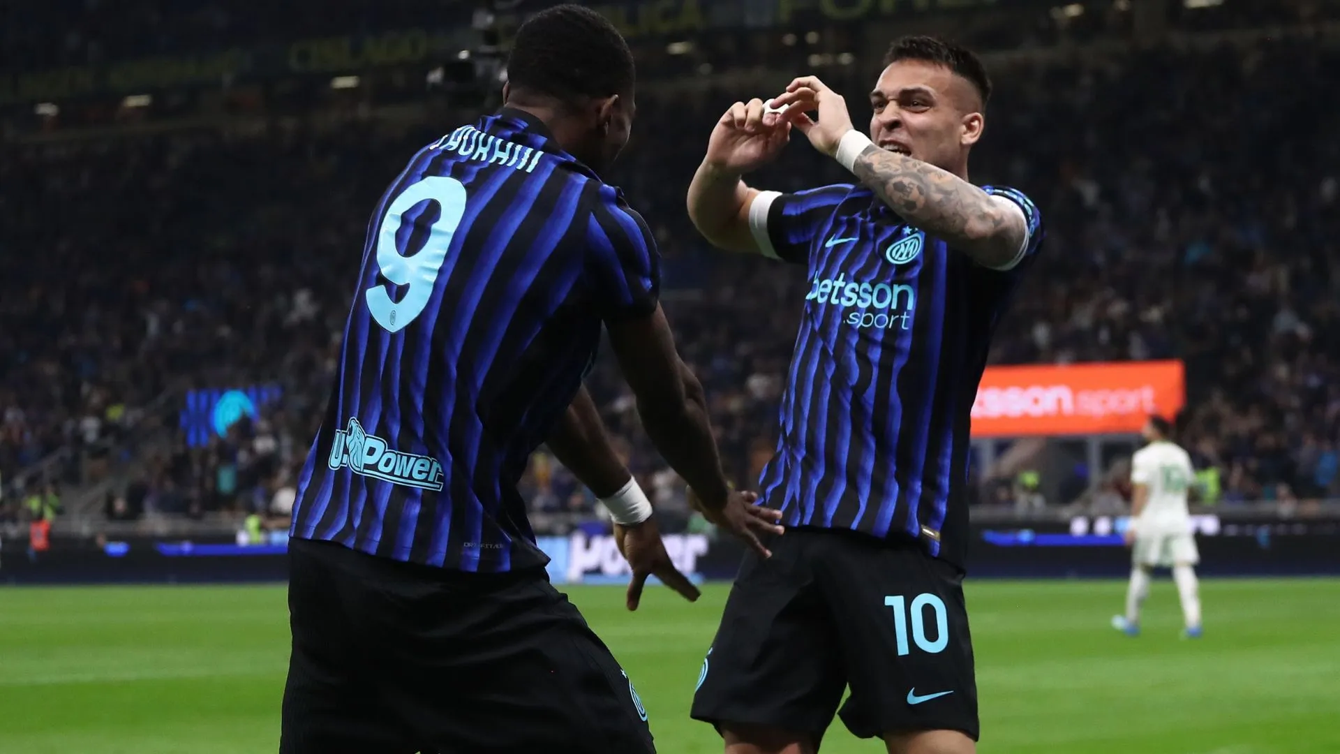 Lautaro e Marcus Thuram comemorando pela Inter de Milão (foto: Marco Luzzani/Getty Images)