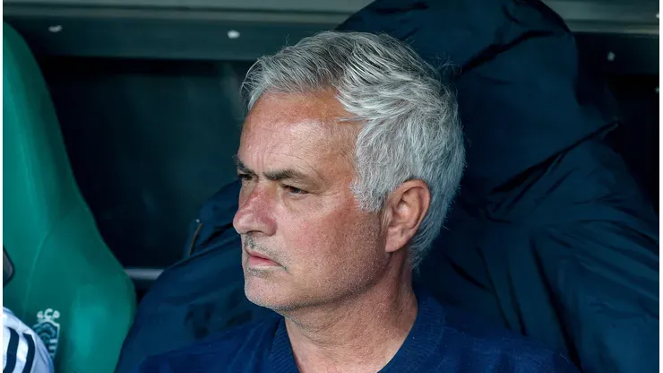 José Mourinho no banco em partida do Benfica (Foto: IMAGO / Sports Press Photo)