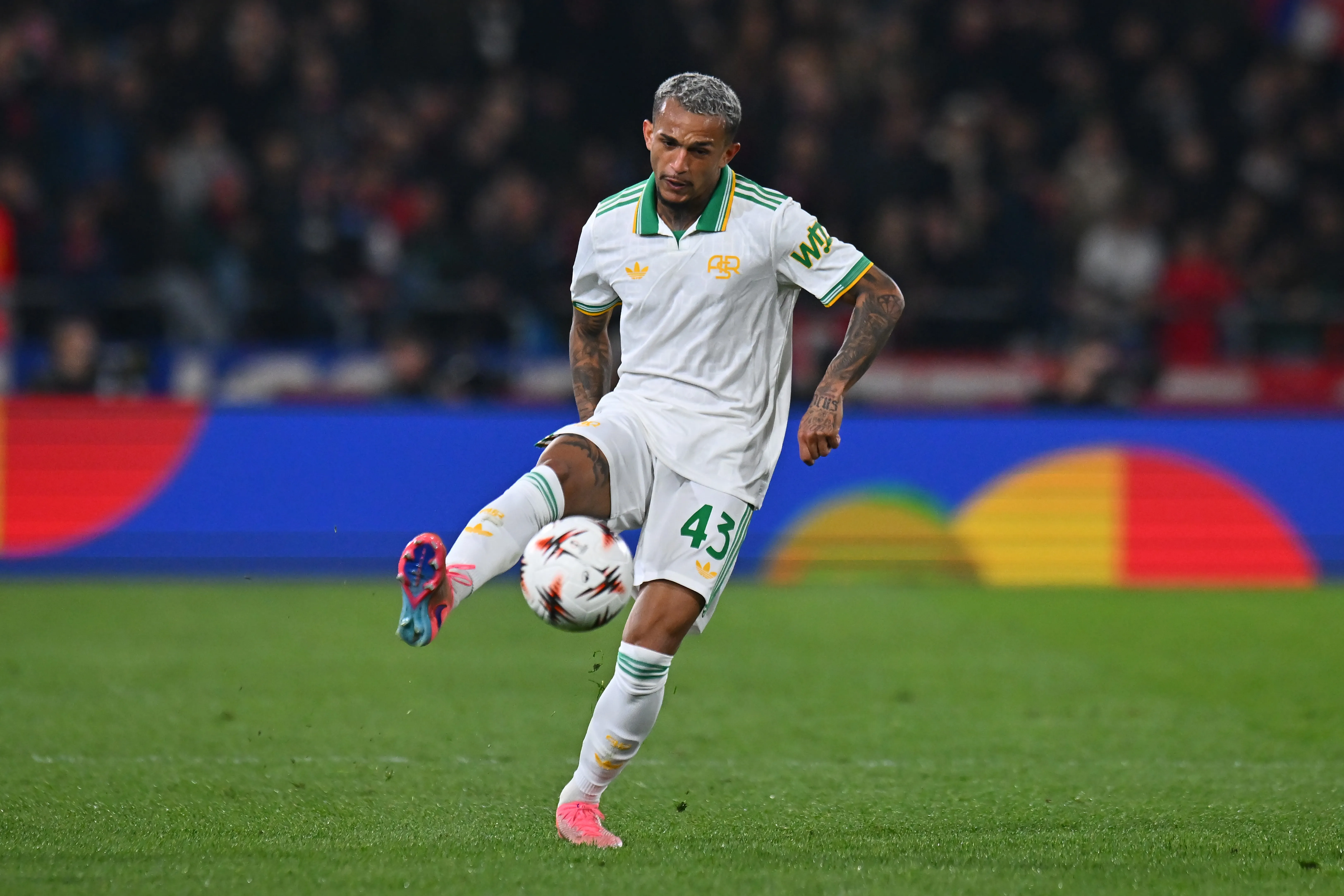Wesley em campo com as cores da Roma (Foto: Alessandro Sabattini/Getty Images)