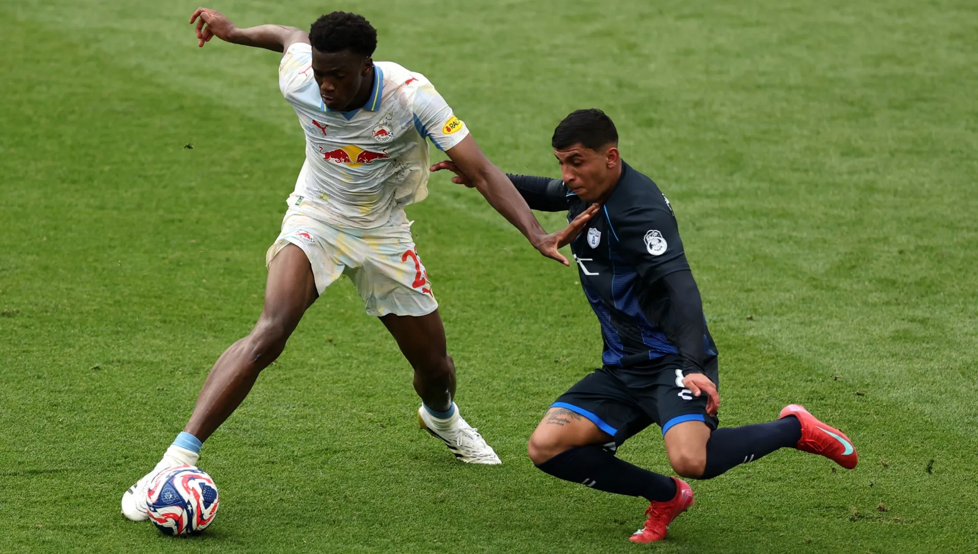 Joane Gadou é desafiada durante partida do Mundial de Clubes. Foto: Michael Reaves/Getty Images