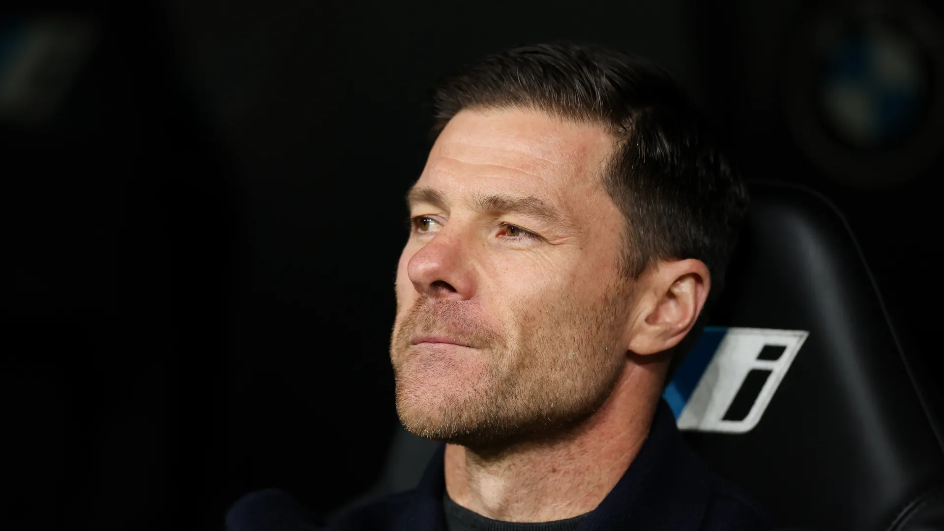 Xabi Alonso sentado no banco de reservas do Real Madrid