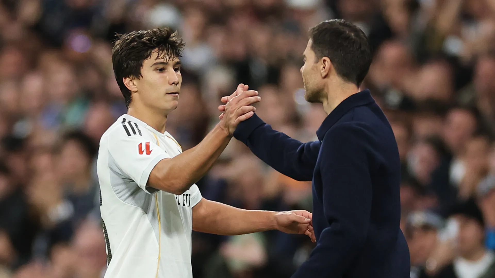 Gonzalo García ao lado de Xabi Alonso