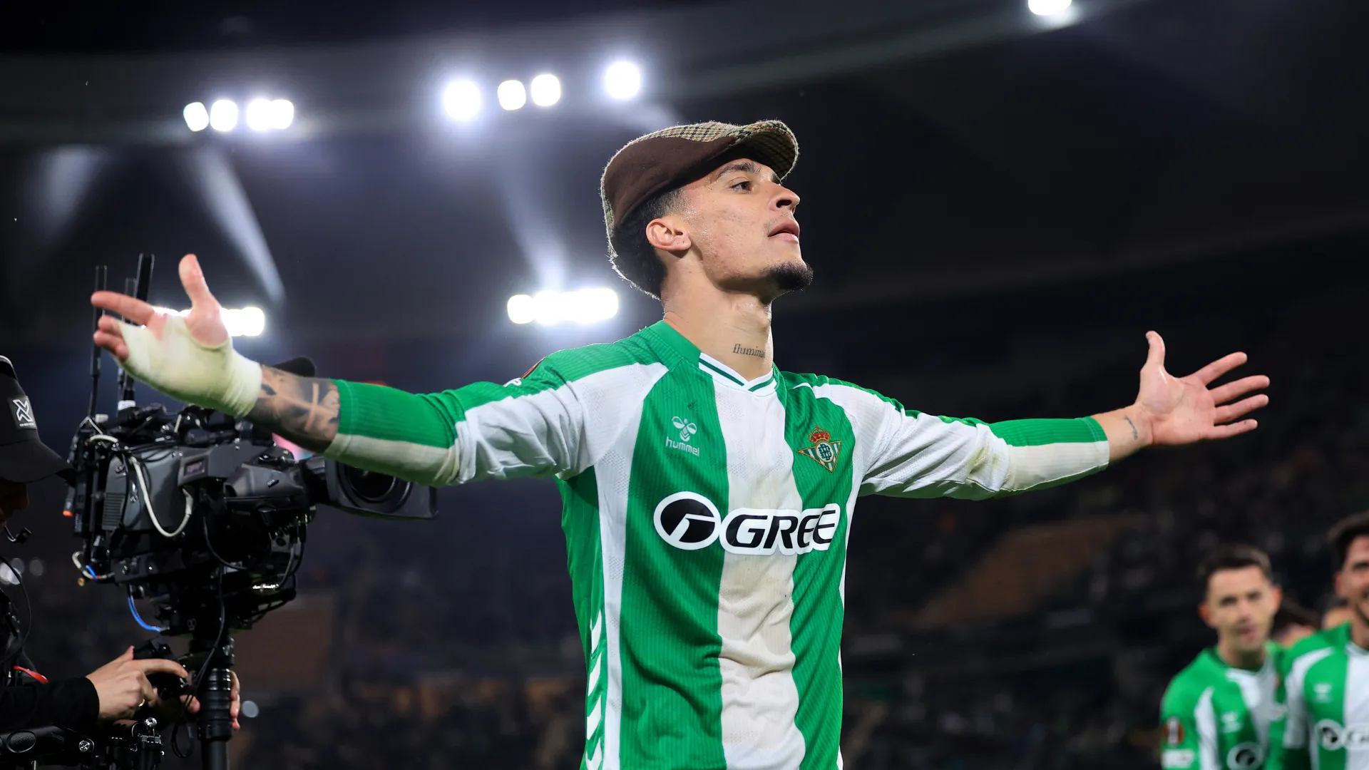 Antony comemora gol durante jogo pelo Real Betis
