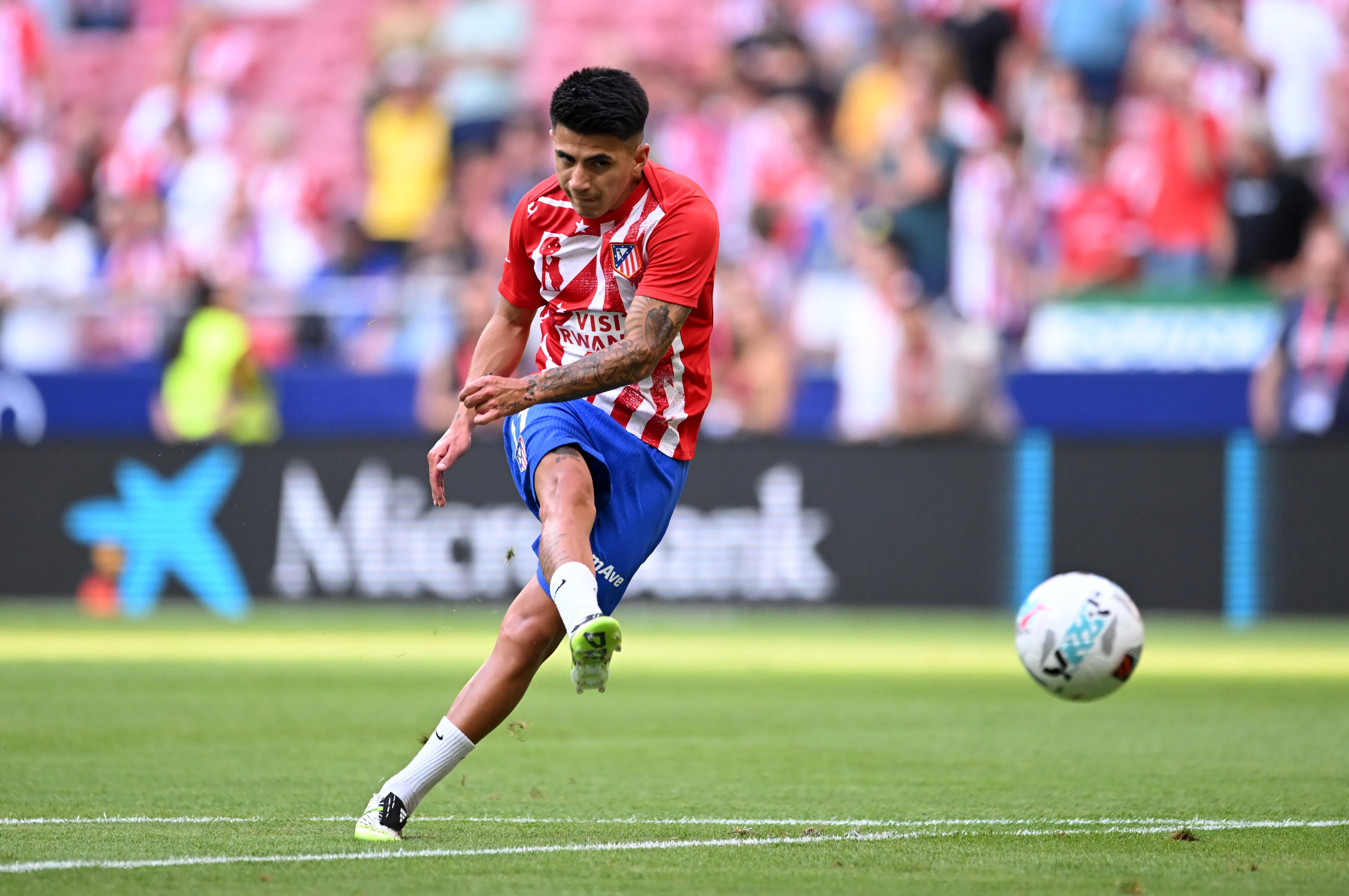 Almada antes de um jogo pelo Atlético (Foto: Denis Doyle/Getty Images)