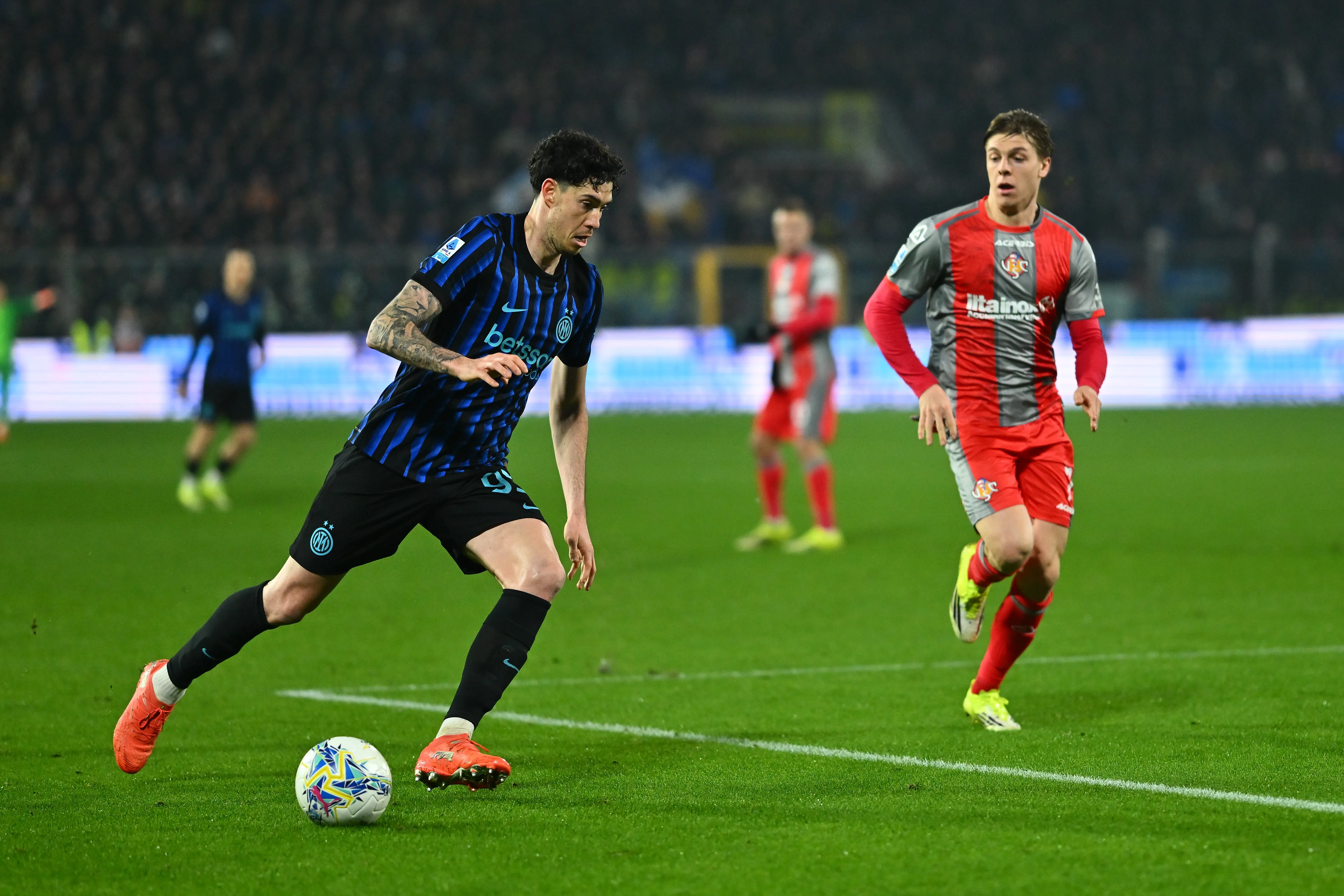 Bastoni em ação durante partida da Série A. Foto: Marco M. Mantovani/Getty Images