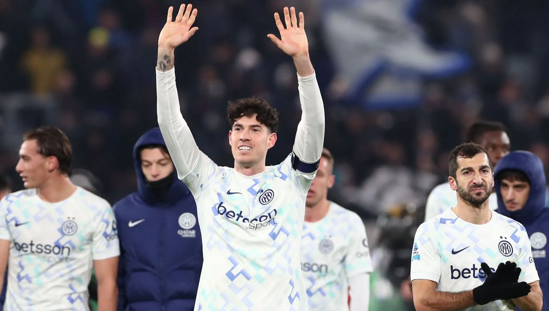 Bastoni comemora vitória da partida da Série A.