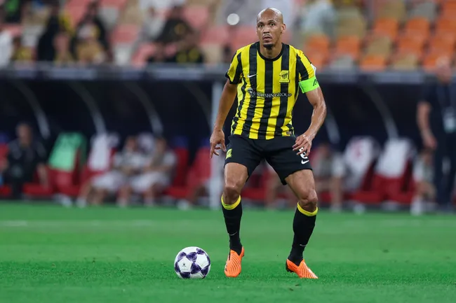 Fabinho em ação pelo Al-Ittihad (Foto: Yasser Bakhsh/Getty Images)