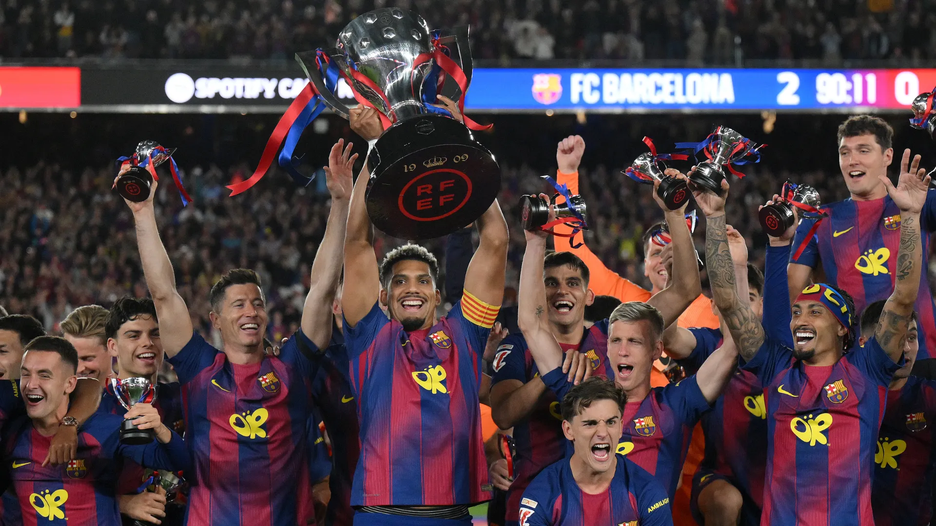 Elenco do Barcelona comemora título de La Liga