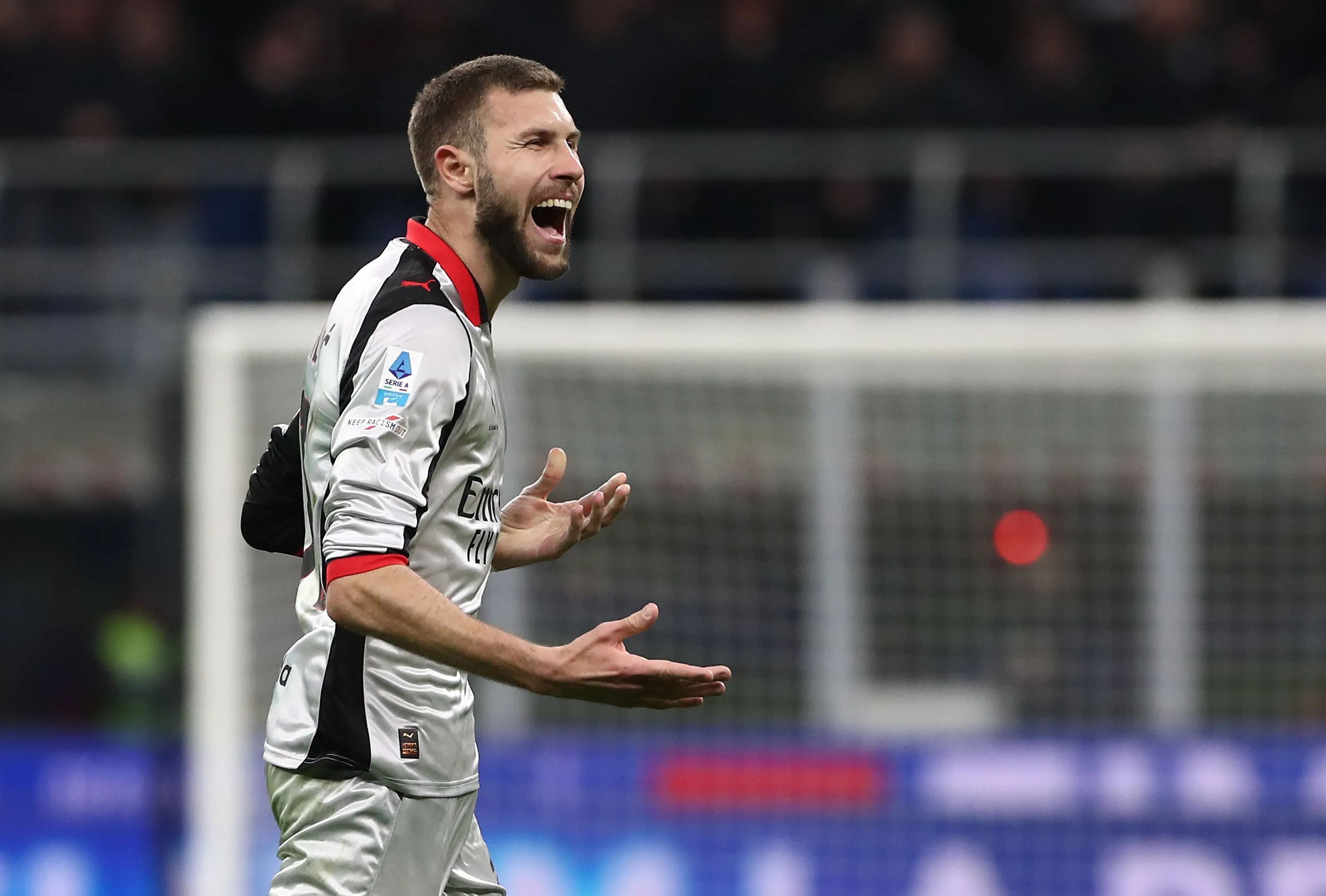 Pavlovic em campo pelo Milan (Foto: Marco Luzzani/Getty Images)