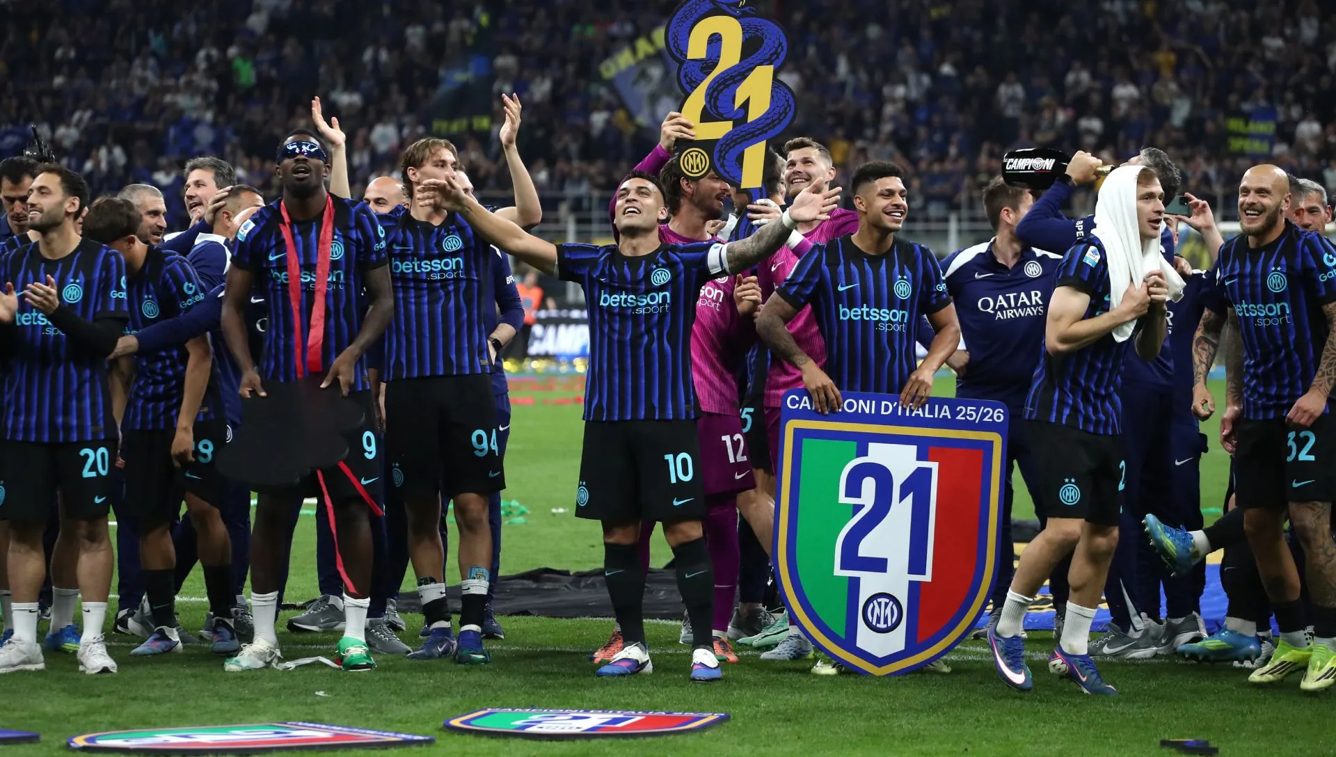 Jogadores da Inter de Milão comemoram após serem confirmados como campeões da Série A. Foto: Marco Luzzani/Getty Images
