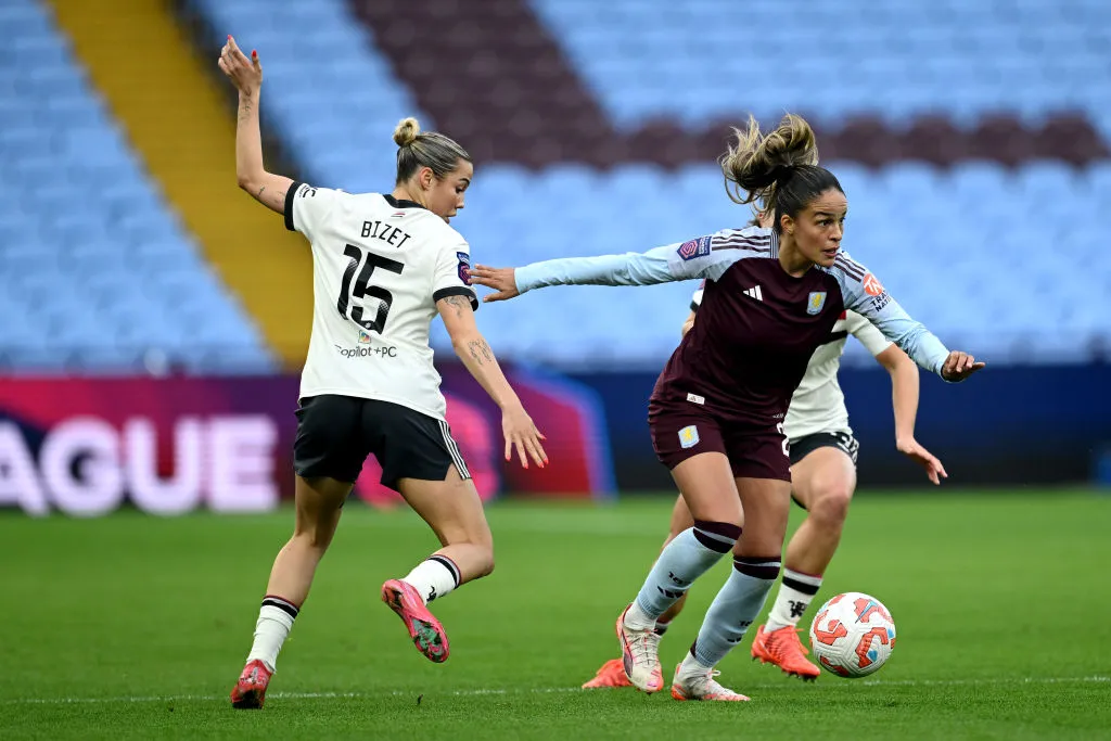 Gabi Nunes atuando pelo Aston Villa – Foto: Gareth Copley/Getty Images
