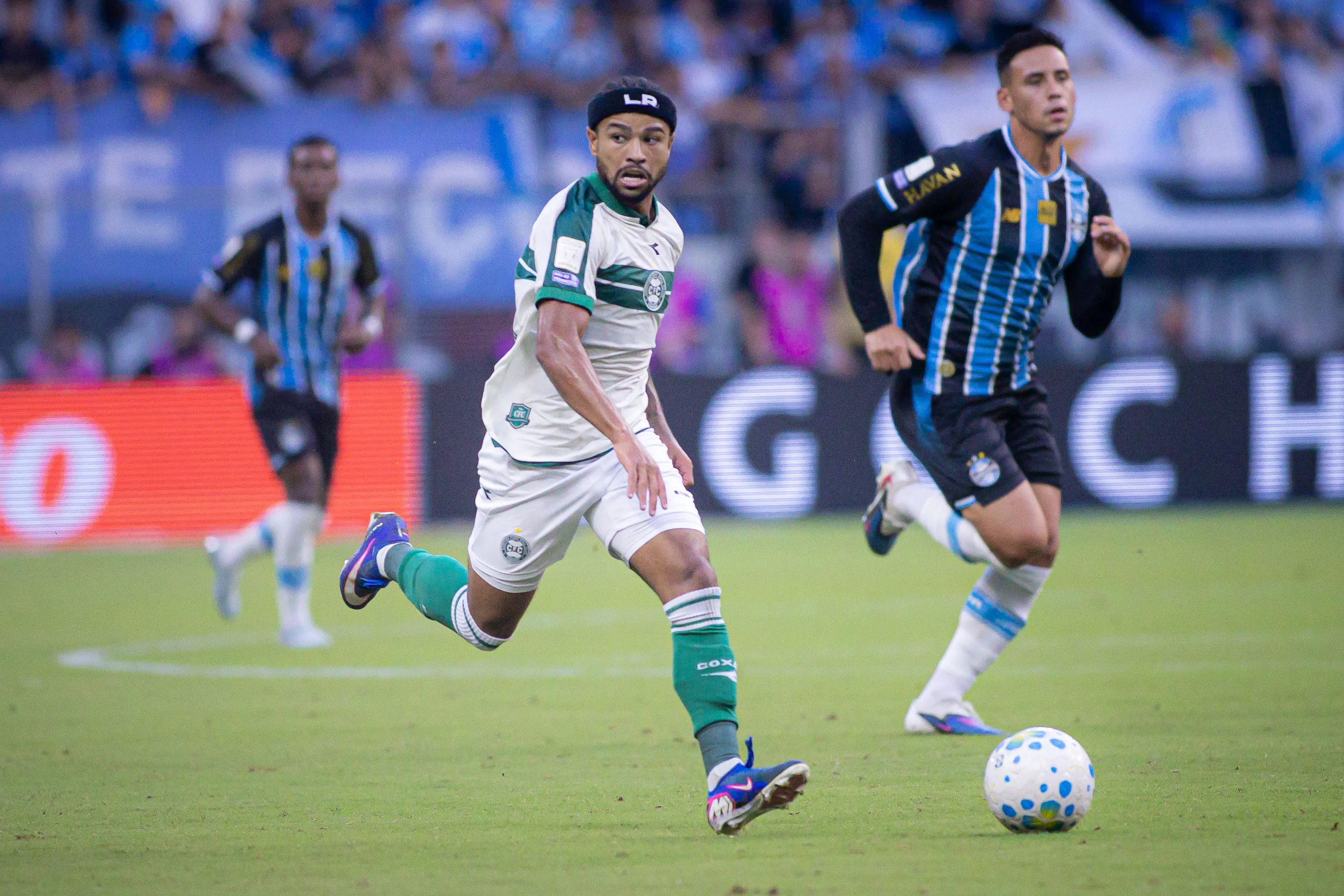 Lucas Ronier em ação pelo Coritiba. Foto: Maxi Franzoi/AGIF