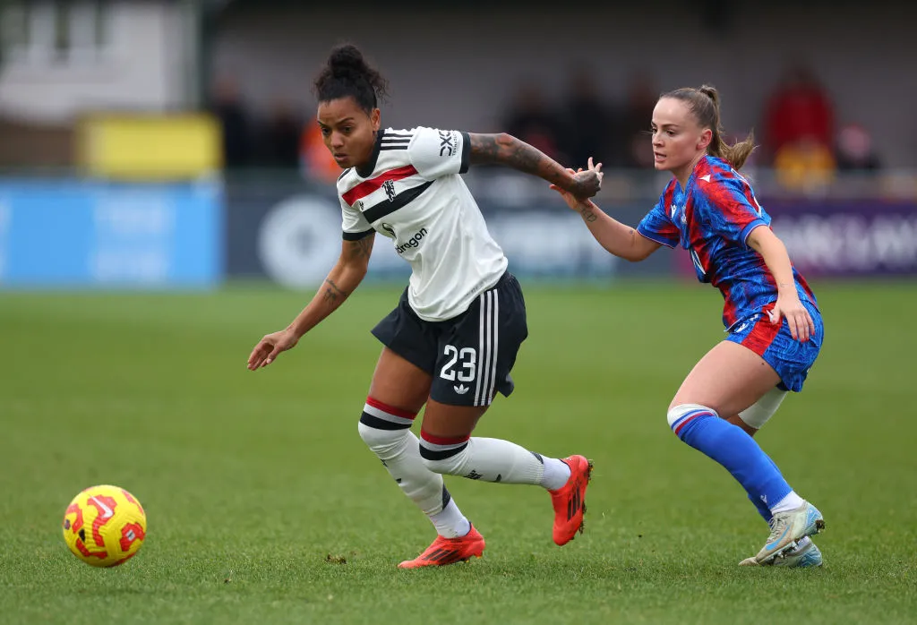 Geyse atuando pelo Manchester United – Foto: Andrew Redington/Getty Images
