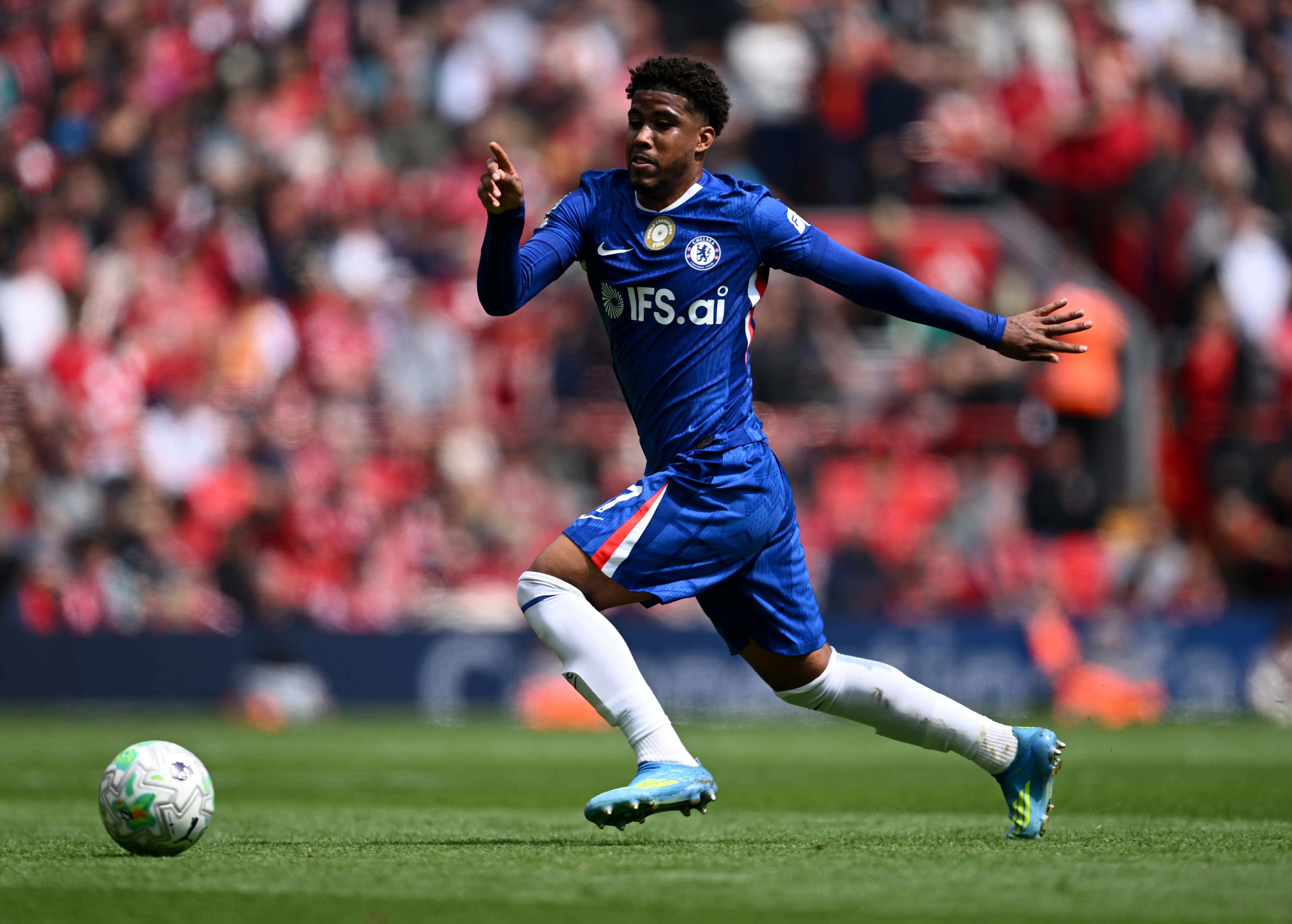 Andrey Santos durante Liverpool x Chelsea. (Foto: Gareth Copley/Getty Images)