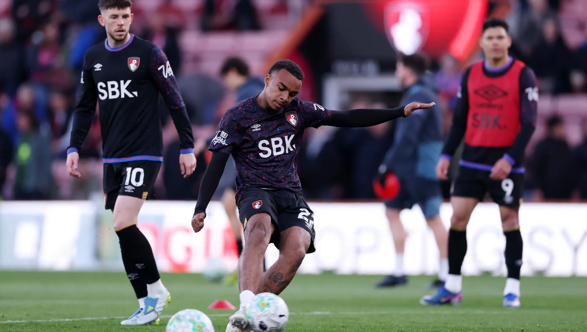 Eli Junior Kroupi aquece antes da partida da Premier League. Foto: Ryan Pierse/Getty Images