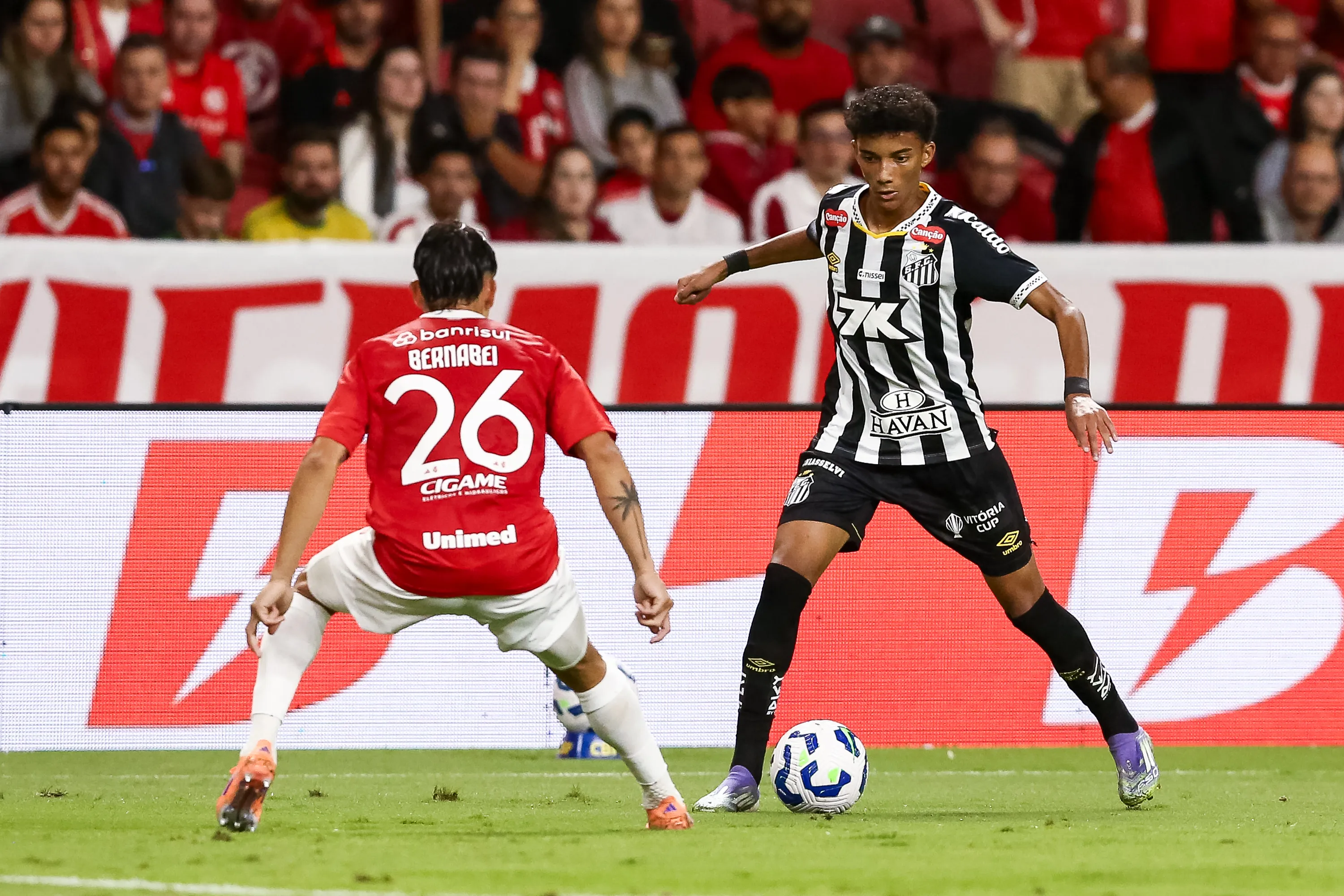 Robinho Jr em ação pelo Internacional. (Foto: Pedro H. Tesch/Getty Images)