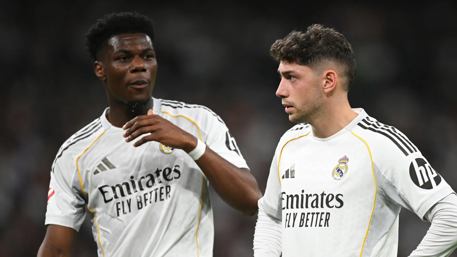 Valverde ao lado de Tchouaméni em jogo do Real Madrid