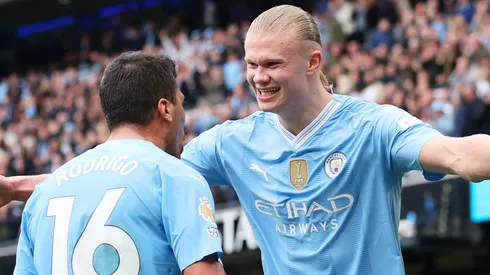 Rodri e Haaland comemorando um gol do Manchester City. Foto: Matt McNulty/Getty Images