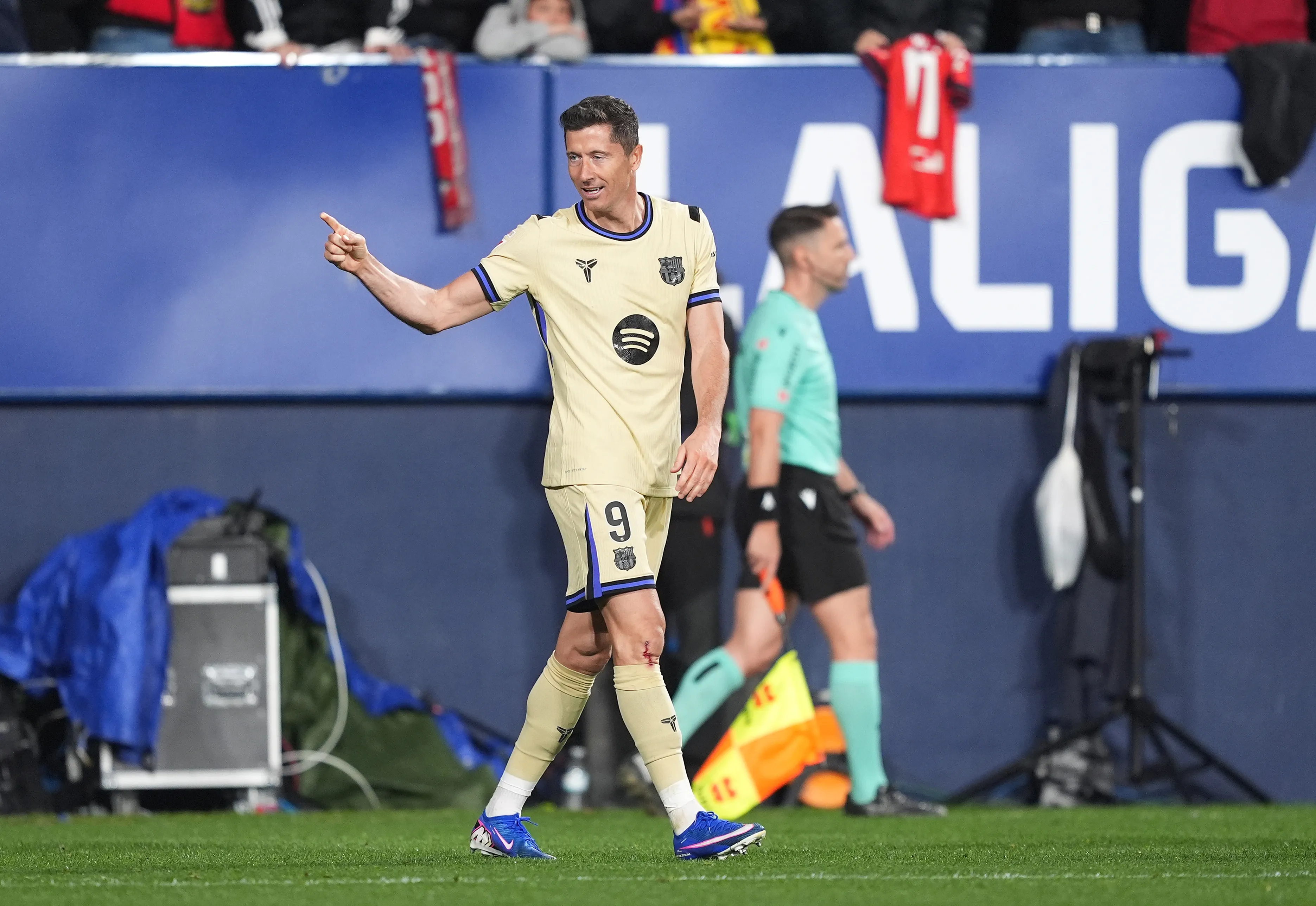 Lewandowski comemora gol durante partida da LaLiga. Foto: Juan Manuel Serrano Arce/Getty Images