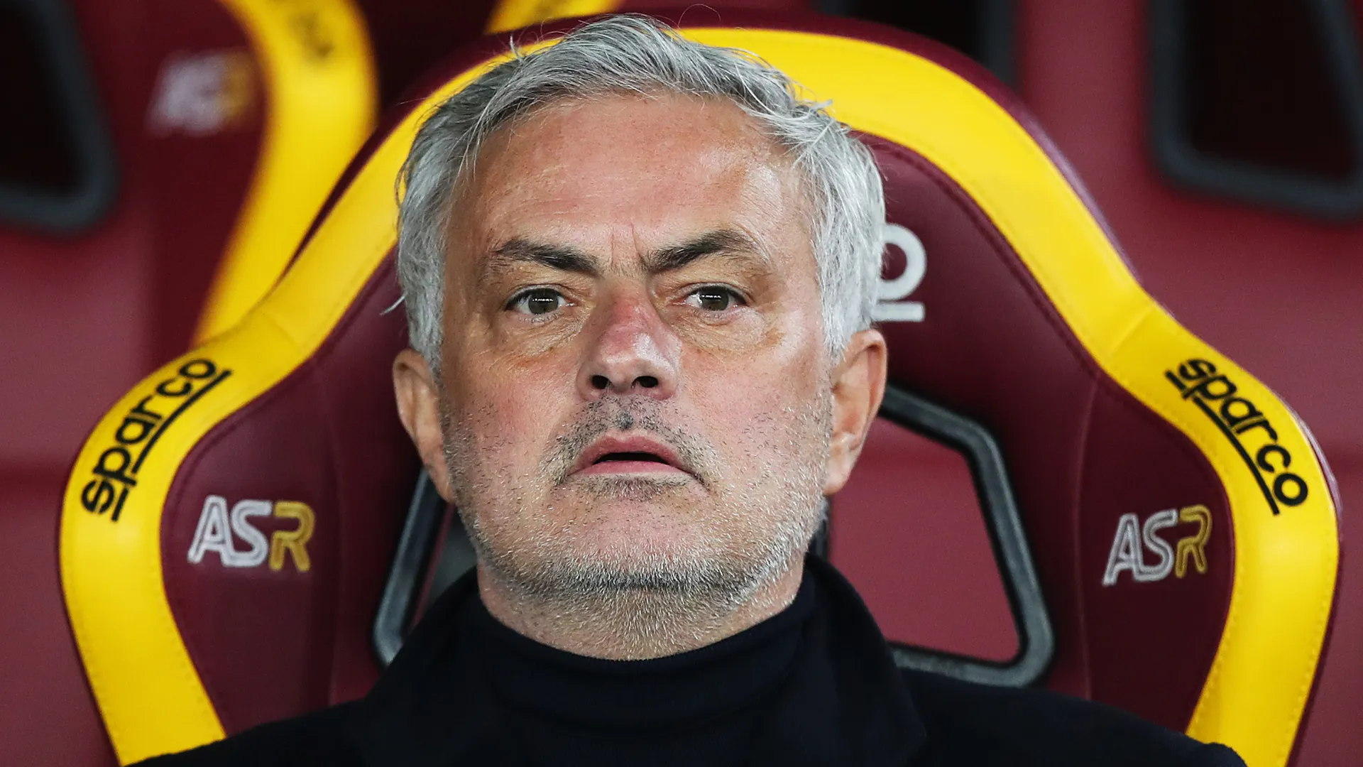 José Mourinho sentado no banco de reservas da Roma