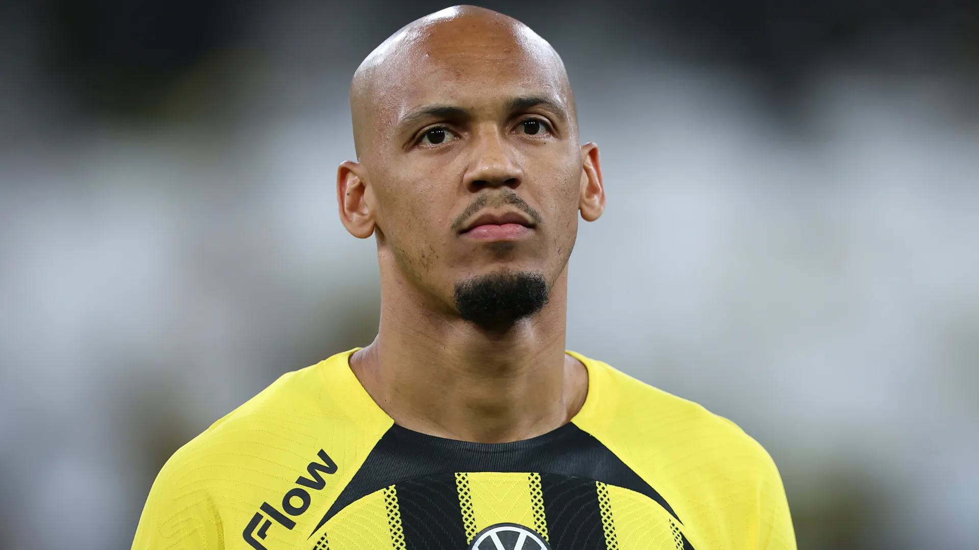 Fabinho aparece concentrado antes de um jogo pelo Al-Ittihad