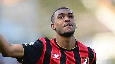 Rayan usando a camisa do Bournemouth