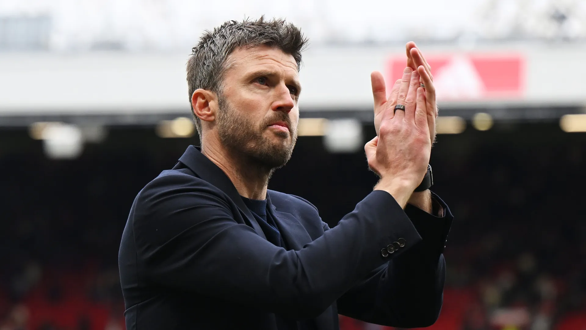 Michael Carrick bate palma após partida do Manchester United