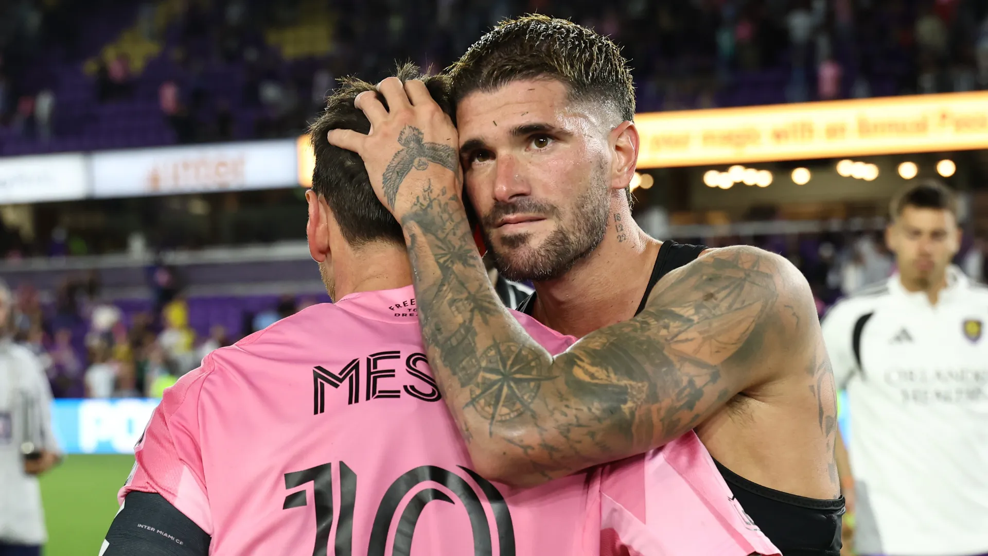 Rodrigo De Paul junto com Lionel Messi após partida