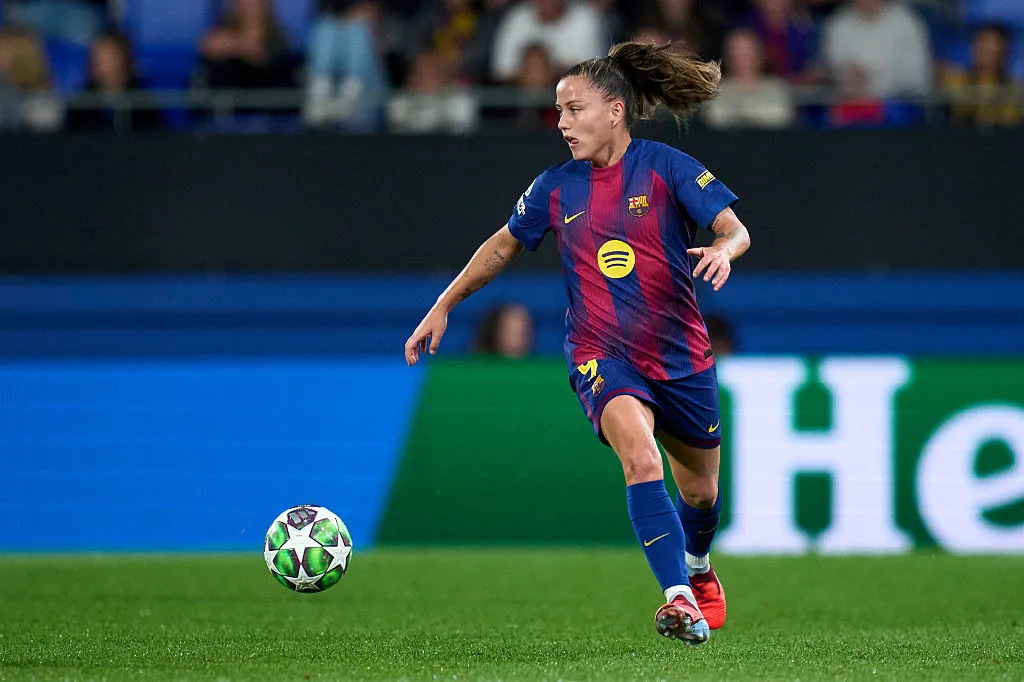 Claudia Pina durante partida do Barcelona - Foto: Alex Caparros/Getty Images
