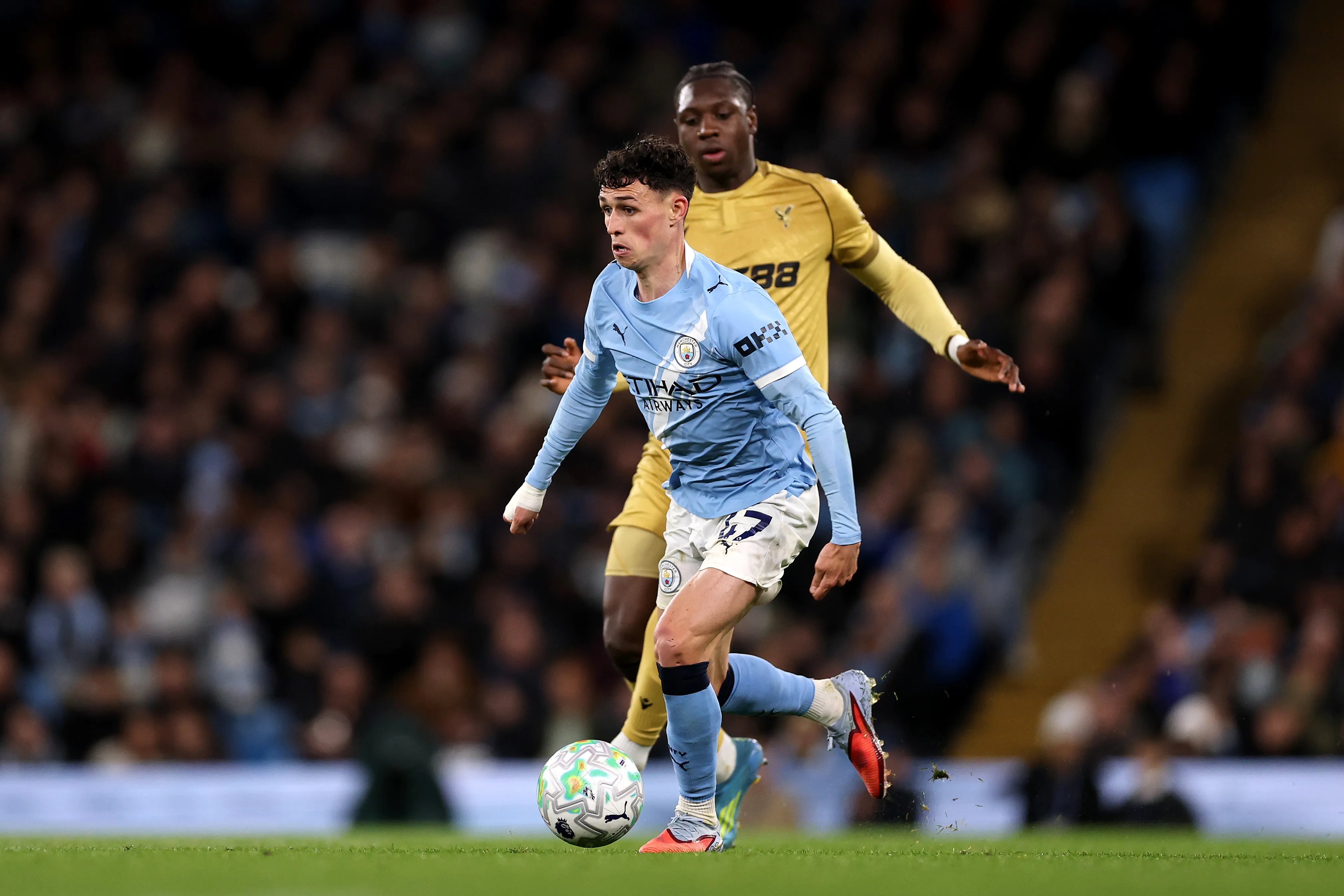 Phil Foden em ação pelo Manchester City contra o Crystal Palace. (Foto: Naomi Baker/Getty Images)