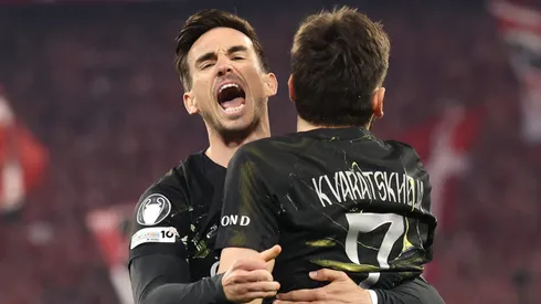 Kvaratskhelia e Fabian Ruiz durante partida. (Photo by Alex Grimm/Getty Images)