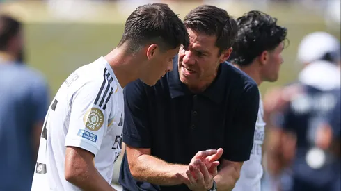 Xabi Alonso pode levar Camavinga e outros 4 jogadores do Real Madrid para o Chelsea. (Foto: Dan Mullan/Getty Images)