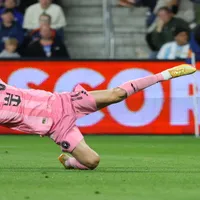 Messi marca hat-trick e chega a 910 gols