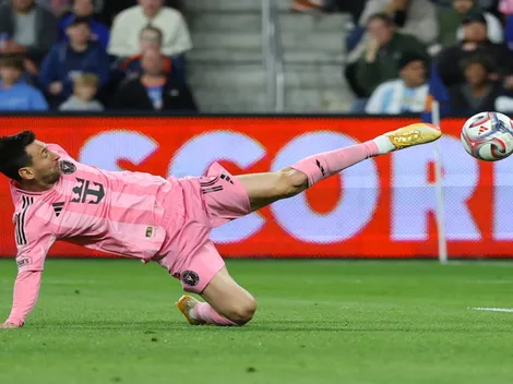 Messi marca hat-trick e chega a 910 gols