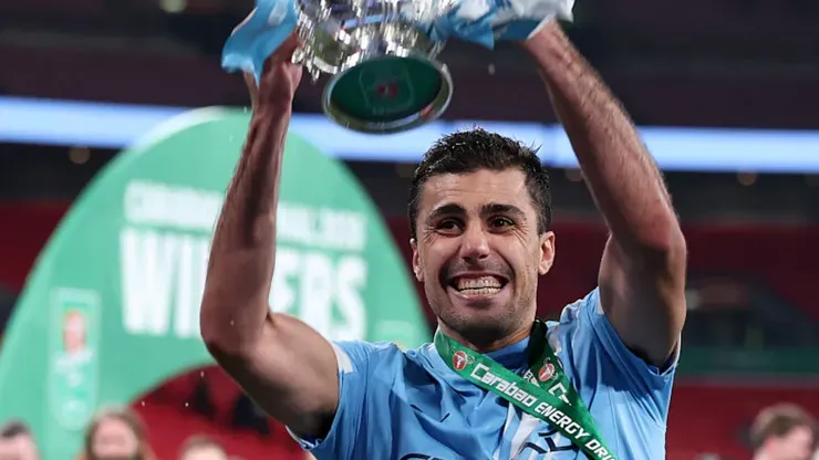Rodri levanta taça no City (Julian Finney/Getty Images)