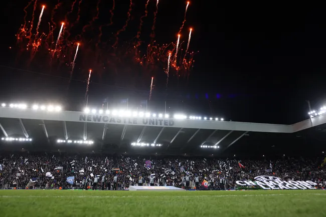 Fogos de artifício antes dos jogadores entrarem em campo para partida da Champions League. Foto: George Wood/Getty Images