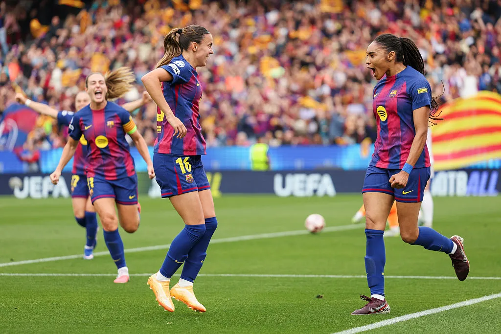 Salma Paralluelo comemorando o gol marcado pelo Barcelona - Foto: Judit Cartiel/Getty Images