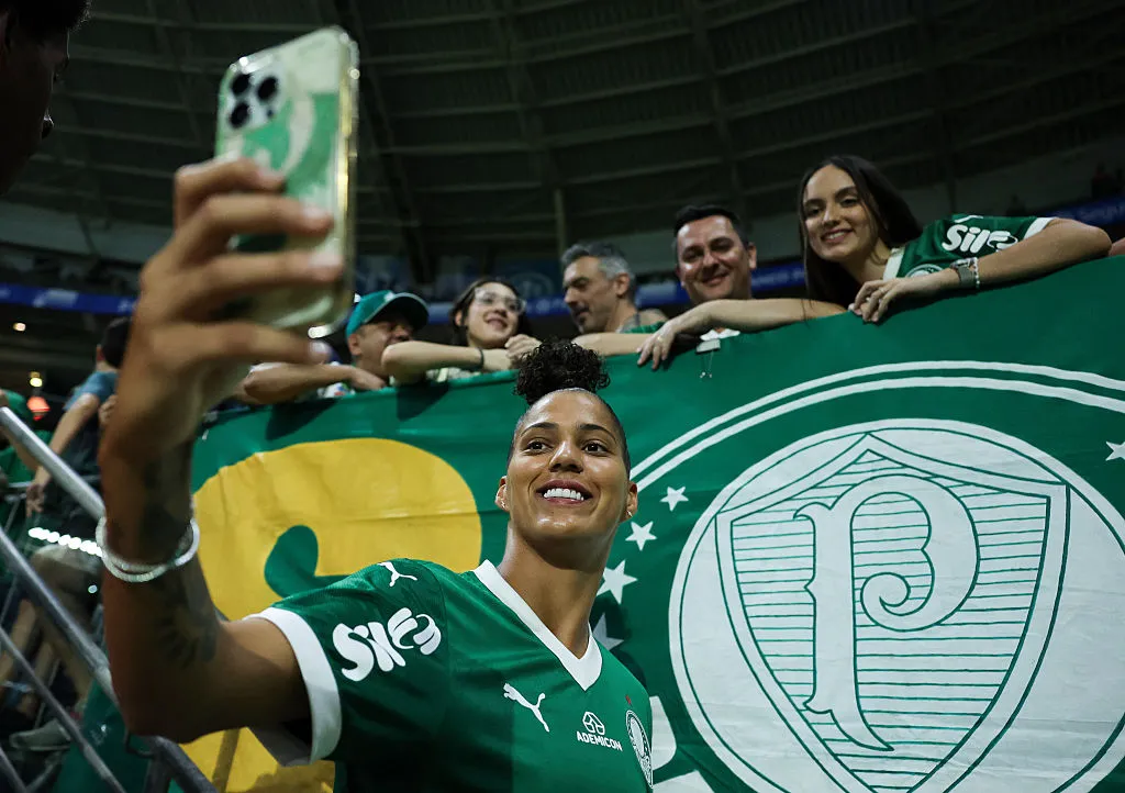 Amanda Gutierres tirando fotos com a torcida do Palmeiras – Foto: Alexandre Schneider/Getty Images
