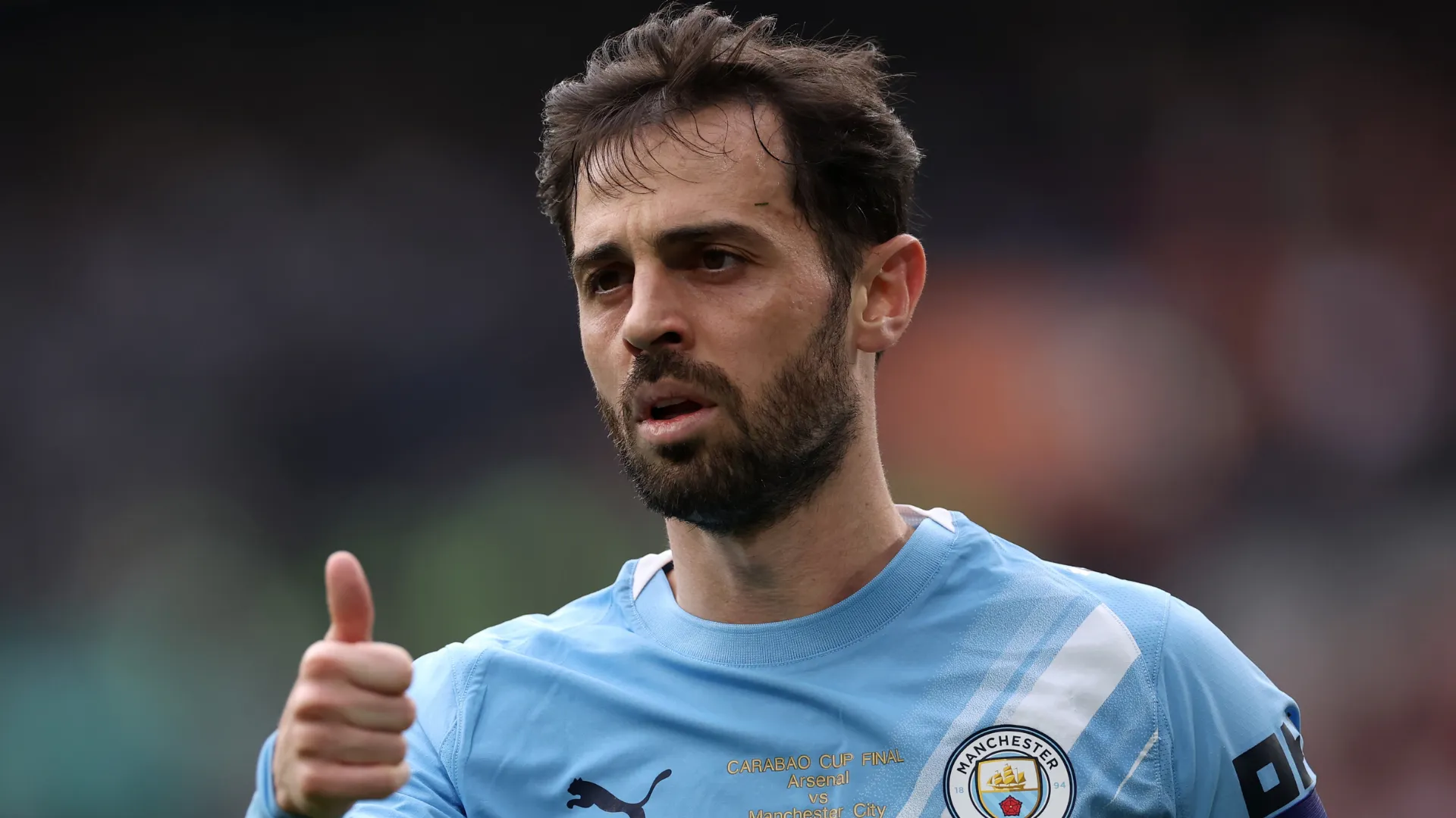 Bernardo Silva aparece fazendo sinal de positivo durante uma partida pelo Manchester City
