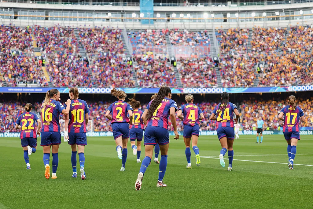 Jogadoras do Barcelona durante jogo no Camp Nou - Foto: Judit Cartiel/Getty Images