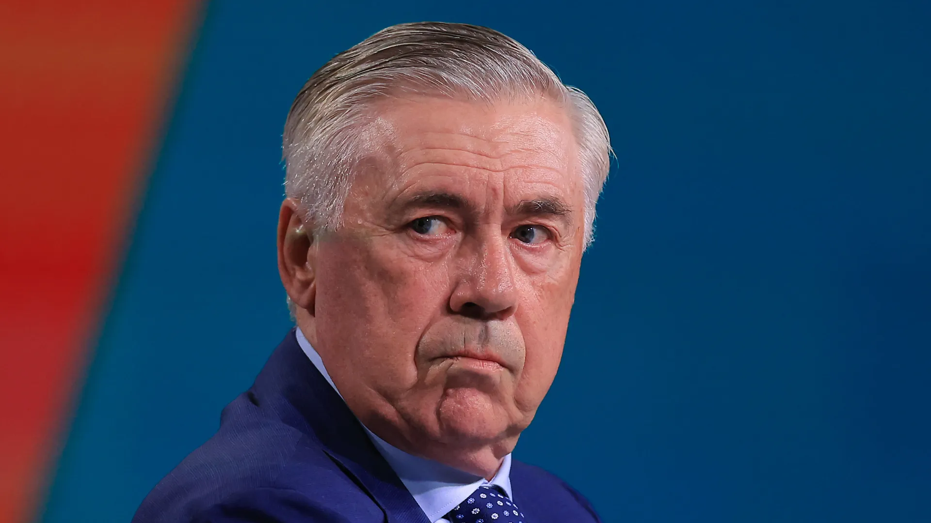 Carlo Ancelotti com olhar sério pela Seleção Brasileira
