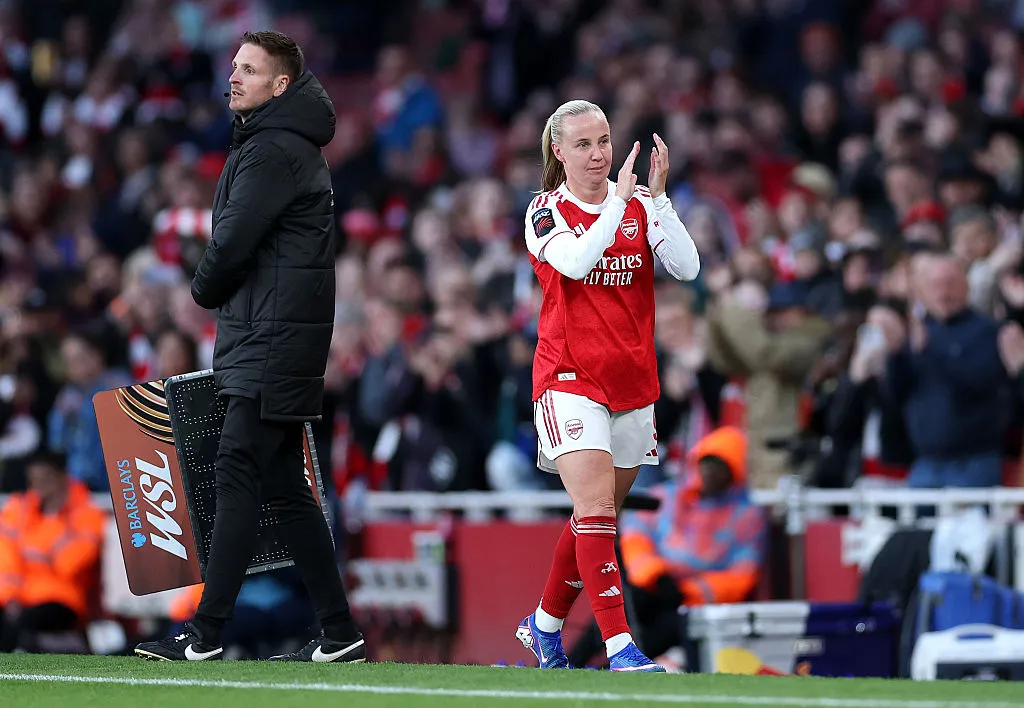Beth Mead aplaude a torcida do Arsenal em seu último jogo pelo clube - Foto: Justin Setterfield/Getty Images