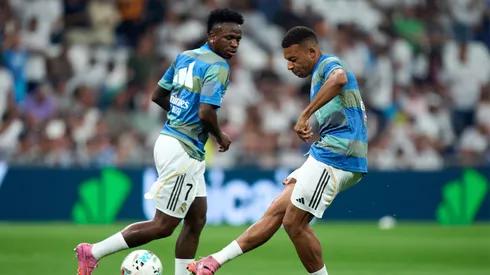 Vini Jr. e Mbappé aquecendo pelo Real Madrid