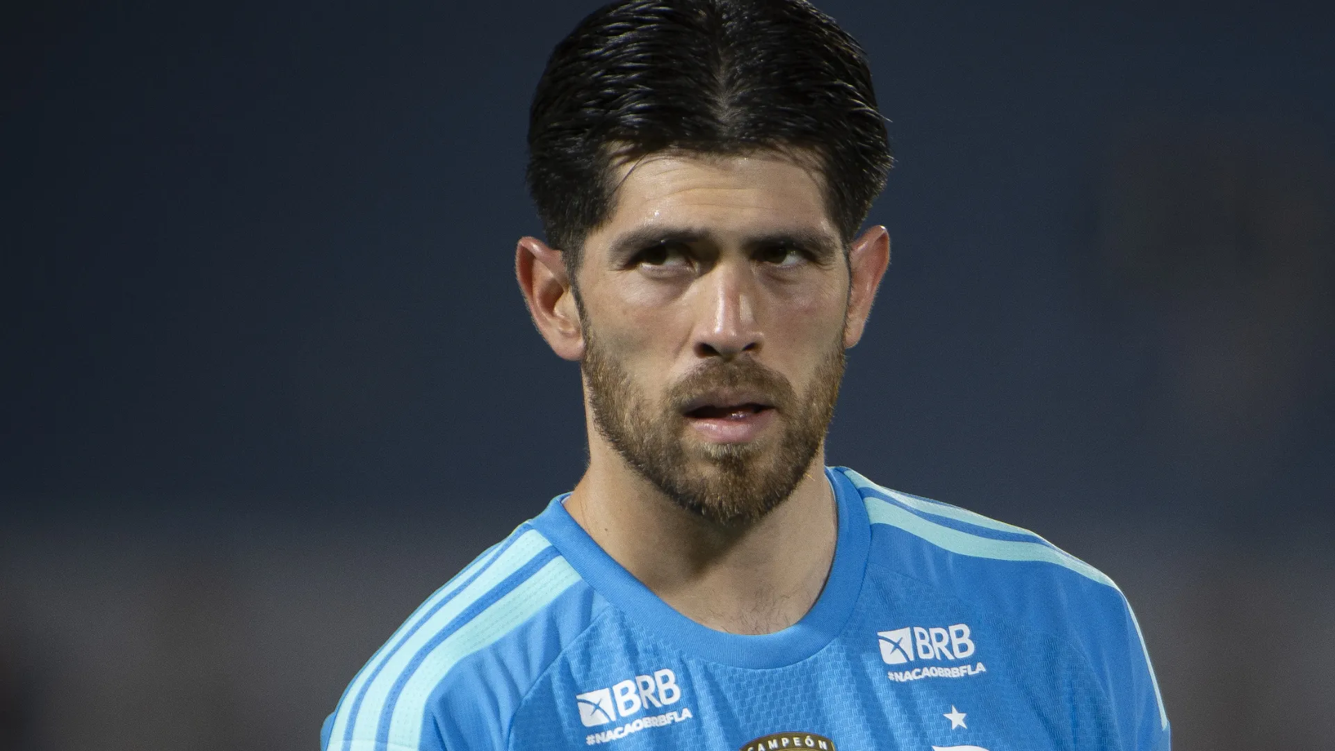 Rossi aparece concentrado durante uma partida pelo Flamengo